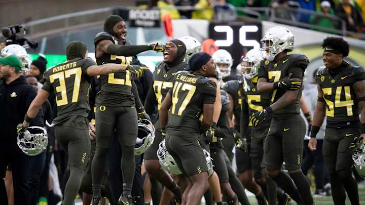 Pac-12 Bowl Projections: Oregon Gets More Support Than Washington for CFP Berth
