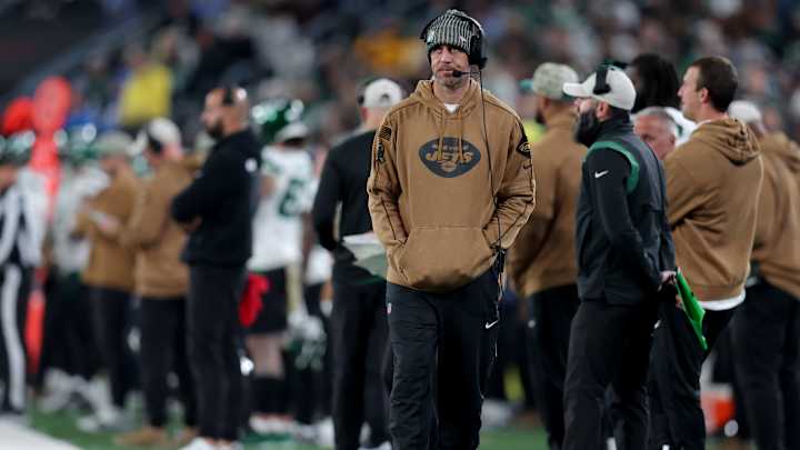 Aaron Rodgers Explains Mysterious Beaker Full of Liquid He Dropped on Jets’ Sideline