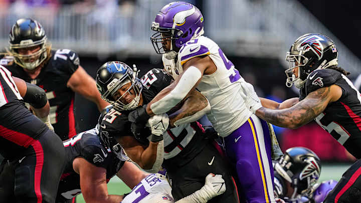 Brian Flores Praises Danielle Hunter's Impact Against Falcons Brian Flores Praises Danielle Hunter's Impact Against Falcons
