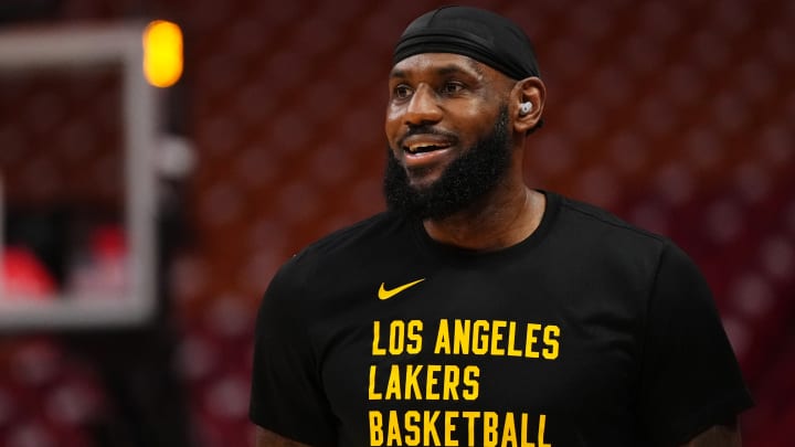 NBA Fans React to LeBron James Giving New Home Court a 'Sneaker Squeak' Test