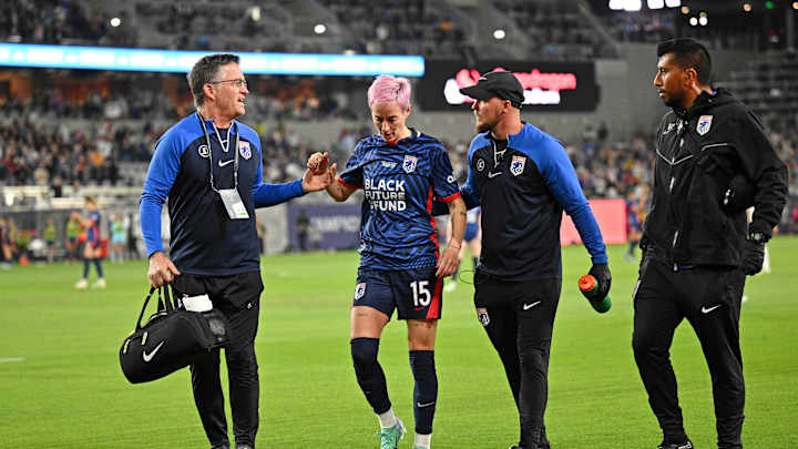 Megan Rapinoe Subbed Off Due to Injury Just Two Minutes Into NWSL Championship Megan Rapinoe Subbed Off Due to Injury Just Two Minutes Into NWSL Championship