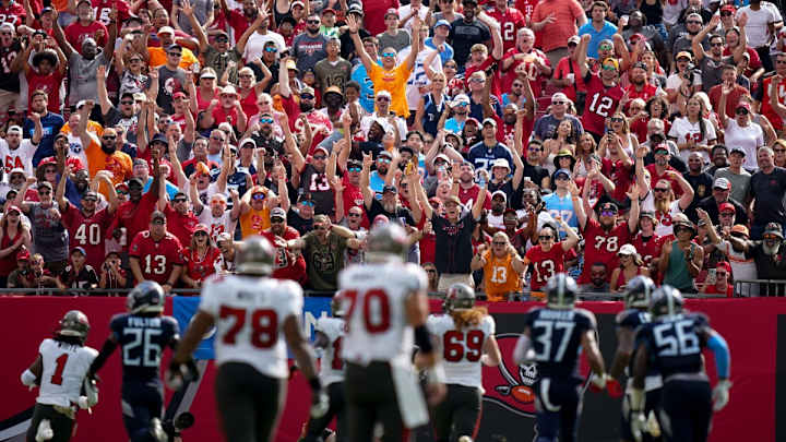 WATCH: Titans Give Up First TD of Matchup with Tampa Bay Buccaneers on 43-yard Screen Pass