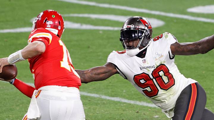 Former Tampa Bay Buccaneers Super Bowl Champion Signing With NFC South Rival