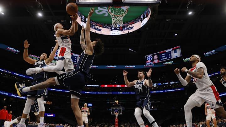 Dereck Lively Sets Tone for Dallas Mavs Amid 'Physical & Mental Battle' of Road Back-to-Back