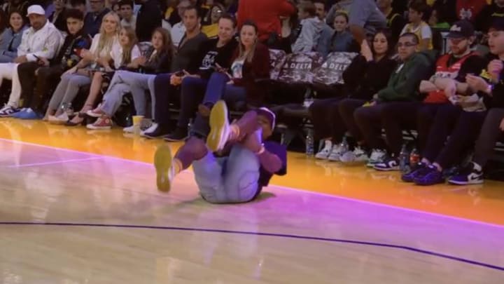 Lakers Fan Seemed to Suffer an Unfortunate Injury While Attempting $55,000 Half-Court Shot Lakers Fan Seemed to Suffer an Unfortunate Injury While Attempting $55,000 Half-Court Shot