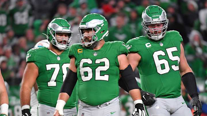 NFL Fans Were Stunned After Jason Kelce Effortlessly Dominated Chiefs DB With a Brutal Block NFL Fans Were Stunned After Jason Kelce Effortlessly Dominated Chiefs DB With a Brutal Block