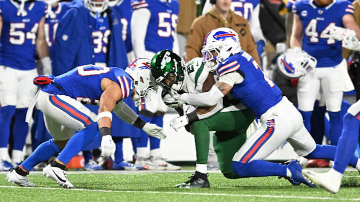 Ex-Husky Rapp Has Scary NFL Moment, Collapsing After Hit