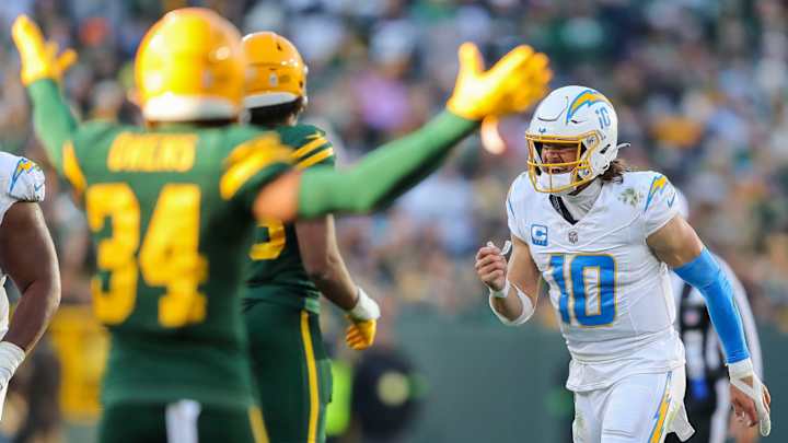 Chargers News: Justin Herbert Apologizes To O-Line For Spike Vs Green Bay Chargers News: Justin Herbert Apologizes To O-Line For Spike Vs Green Bay