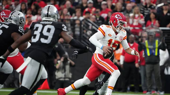 Raiders' Defense Unable to Contain Chiefs' Offense Raiders' Defense Unable to Contain Chiefs' Offense