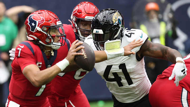 Houston Texans Locked in Tight Battle With Jacksonville Jaguars at Halftime Houston Texans Locked in Tight Battle With Jacksonville Jaguars at Halftime