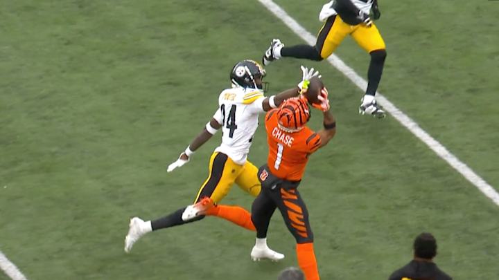 Bengals WR Ja’Marr Chase Makes Incredible Catch With Mouthguard in Hand vs. Steelers Bengals WR Ja’Marr Chase Makes Incredible Catch With Mouthguard in Hand vs. Steelers