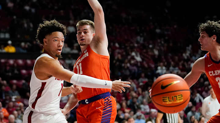 Alabama Basketball's Mark Sears Named Finalist For Bob Cousy Award
