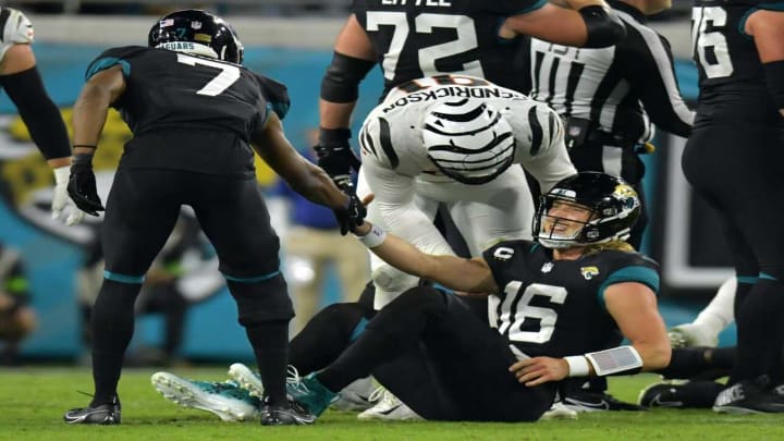 NFL Fans Loved Trey Hendrickson’s Classy Move Moments After Trevor Lawrence’s Injury NFL Fans Loved Trey Hendrickson’s Classy Move Moments After Trevor Lawrence’s Injury