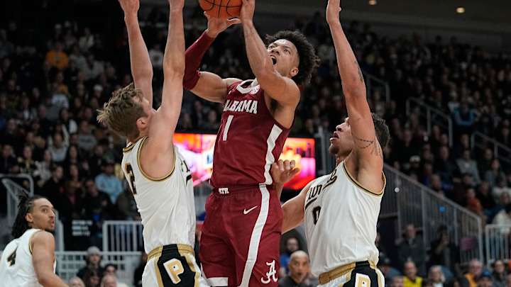 Mark Sears Goes Toe-to-Toe with Zach Edey in Entertaining Battle Across the Border