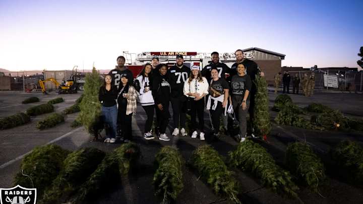 Raiders Players Spread Holiday Cheer at NAFB