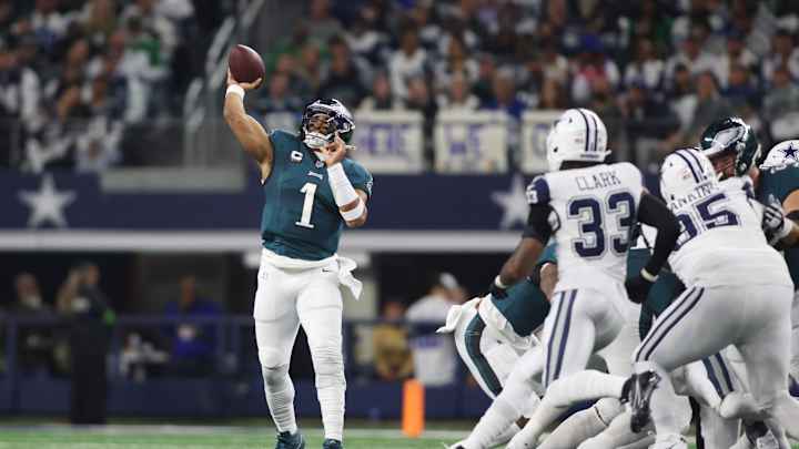 Philadelphia Eagles Have No Answers for Dallas Cowboys, Trail Big at Halftime