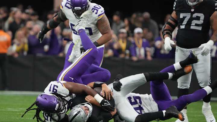 Vikings Snap Counts vs. Raiders: Depth Needed on Both Sides of Ball
