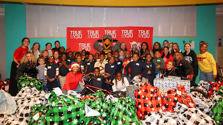 Hawks Spread Holiday Cheer With Students And Teachers  At The Boyce L. Ansley School In Atlanta