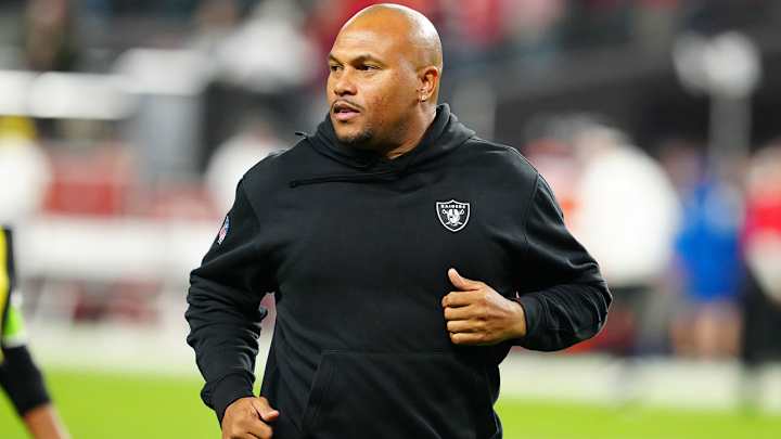 Antonio Pierce Had Savage Halftime Message for Raiders During Rout vs. Chargers