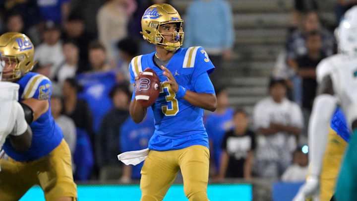UCLA Quarterback Dante Moore Transferring to Oregon