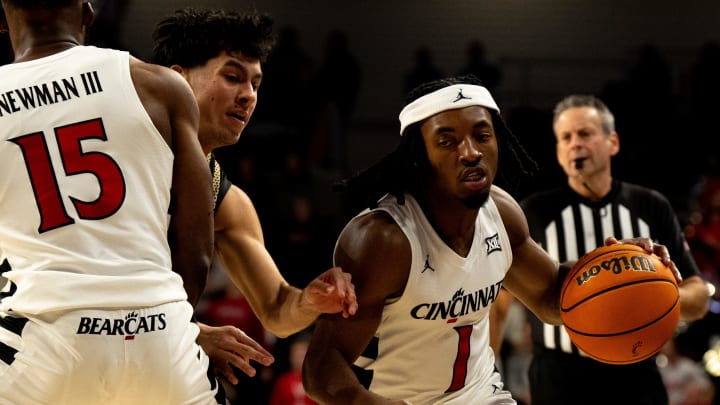 Bearcats Enter Dayton Matchup as Five-Point Betting Favorites Bearcats Enter Dayton Matchup as Five-Point Betting Favorites