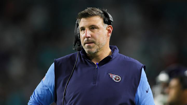 Titans’ Mike Vrabel Has a Very Texas Look for Oilers Thowback Game vs. Texans