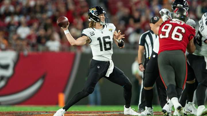 Trevor Lawrence Leaves Jaguars' Loss to Buccaneers With Shoulder Injury