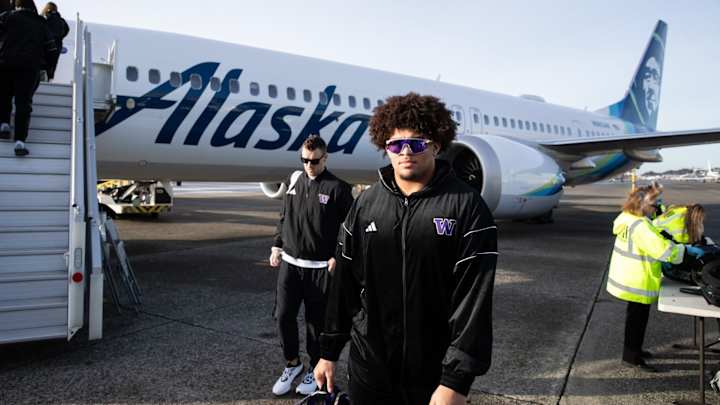Huskies arrive in New Orleans for CFP — Gator Anyone?