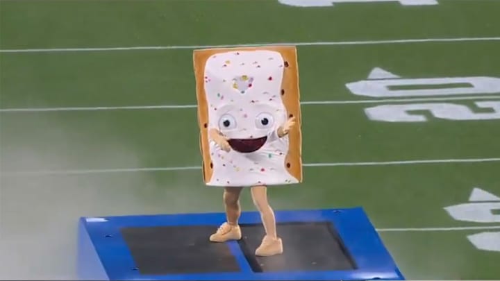 Announcer Dropped Incredibly Morbid Line About Pop-Tarts Bowl Mascot Before Kickoff Announcer Dropped Incredibly Morbid Line About Pop-Tarts Bowl Mascot Before Kickoff