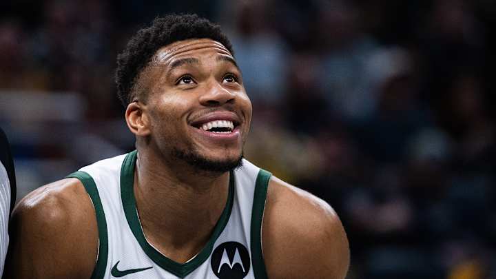 Giannis Antetokounmpo Celebrates With Bucks Fans After Pelicans Miss Consecutive Free Throws