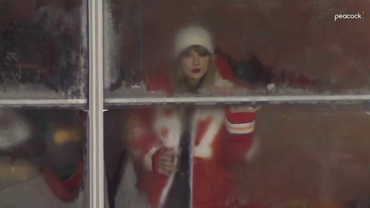 Taylor Swift Watching Travis Kelce, Chiefs Through Frosty Window Is Now Iconic Meme Taylor Swift Watching Travis Kelce, Chiefs Through Frosty Window Is Now Iconic Meme