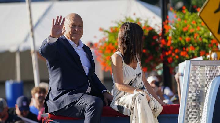 Baltimore Orioles Legend and Hall of Famer Gets Huge Applause at Baltimore Ravens Playoff Game