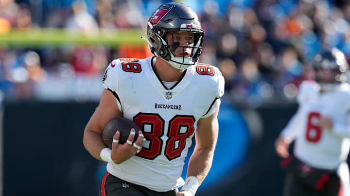 Buccaneers' Cade Otton Scores Touchdown With Seconds Remaining in First Half to Tie Game vs. Lions
