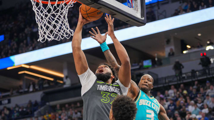 Timberwolves blow late lead, fall to Hornets despite 62 points from Towns