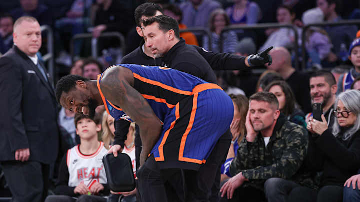 Knicks ‘Very’ Concerned As Julius Randle Suffers Shoulder Injury, per Report