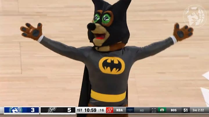 Spurs Mascot Successfully Catches Bat on the Court, Earns Dap From Victor Wembanyama Spurs Mascot Successfully Catches Bat on the Court, Earns Dap From Victor Wembanyama