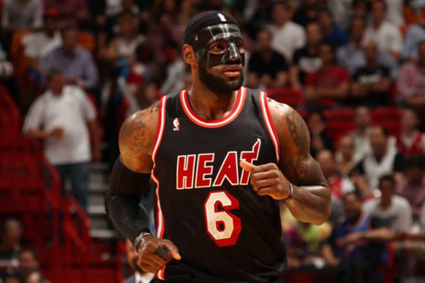 LeBron James wears black to cover nose Heat beat Knicks - Sports Illustrated