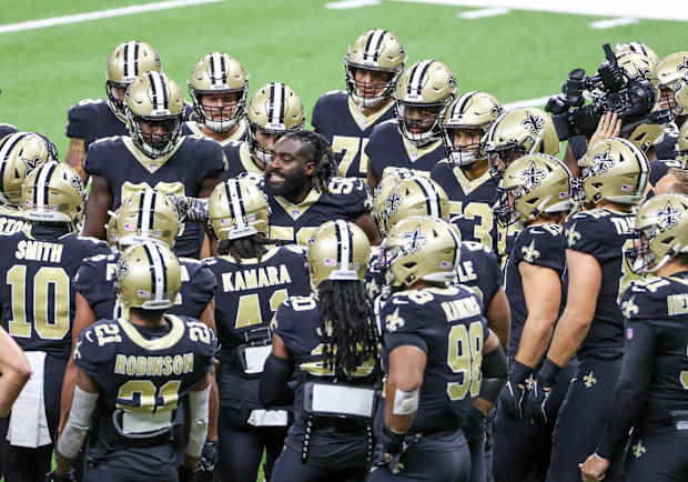 sep-27-2020-new-orleans-louisiana-usa-new-orleans-saints-linebacker-demario-davis-56-huddles-with-the-team-prior-to-kickoff-against-the-green-bay-packers-at-the-mercedes-benz-superdome-mandatory-credi.jpg