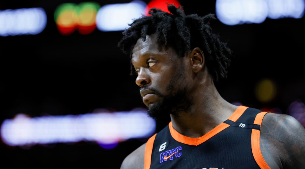 Knicks' Julius Randle Draws NBA Fans' Ire by Loafing on Defense