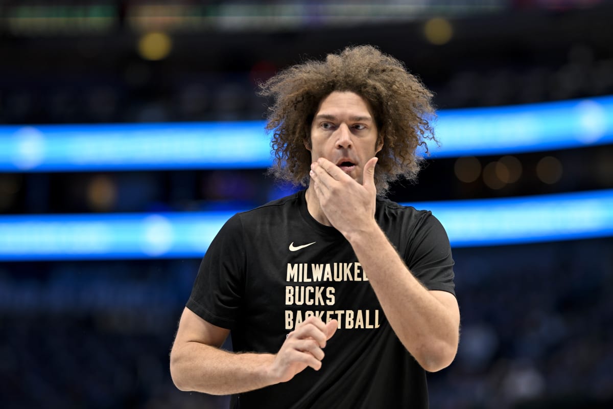 Robin Lopez Had Perfect Reaction to Chaotic Final Stretch Before 2024 NBA Trade Deadline