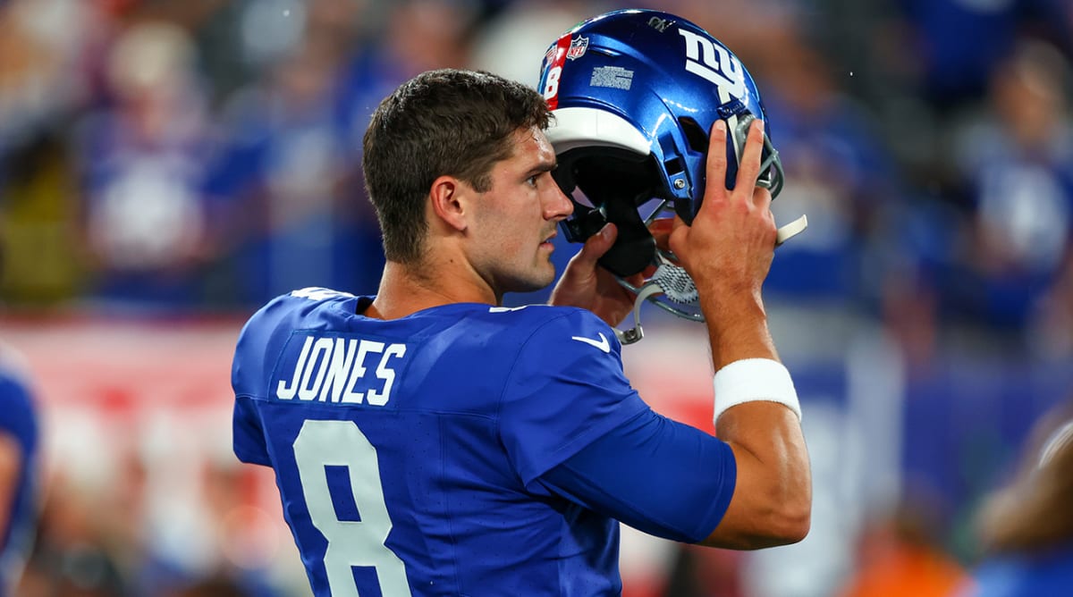 Daniel Jones Ripped by NFL Fans During Disastrous First Half