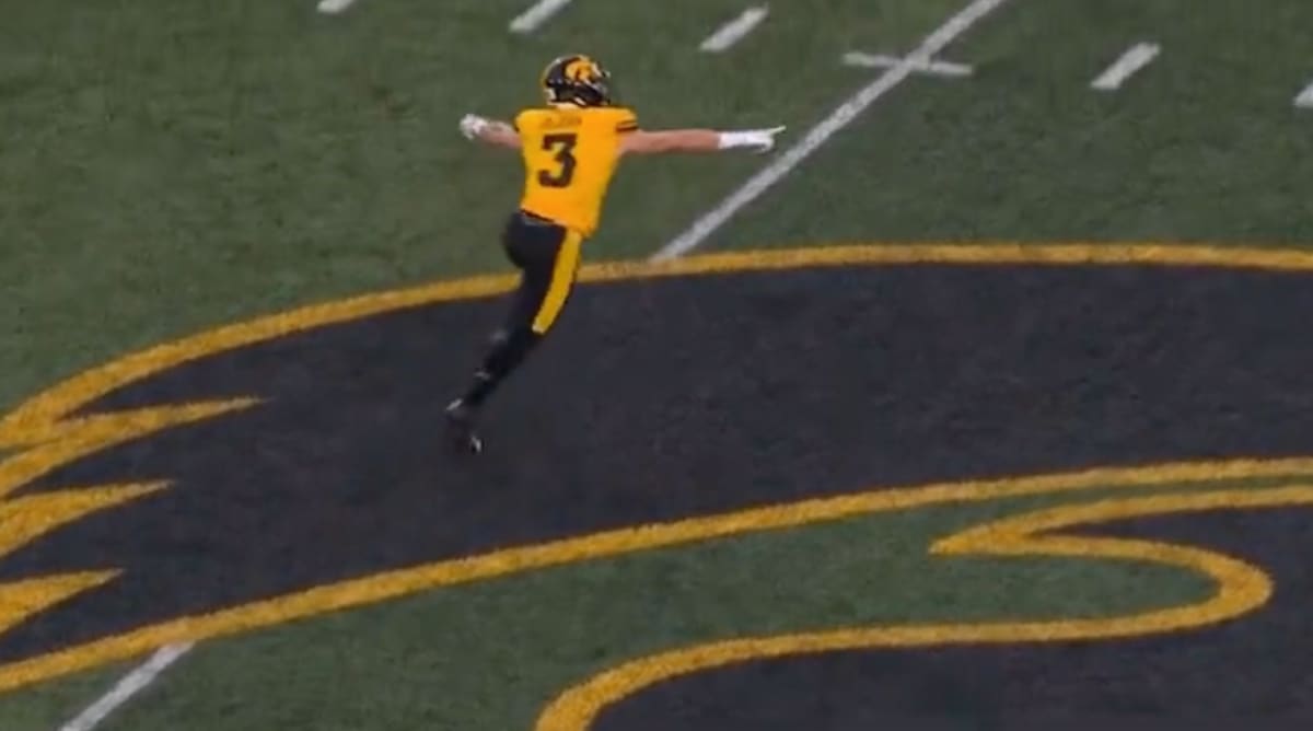 Dubious Fair Catch Ruling Negates Iowa Touchdown, Leaves Fans Throwing