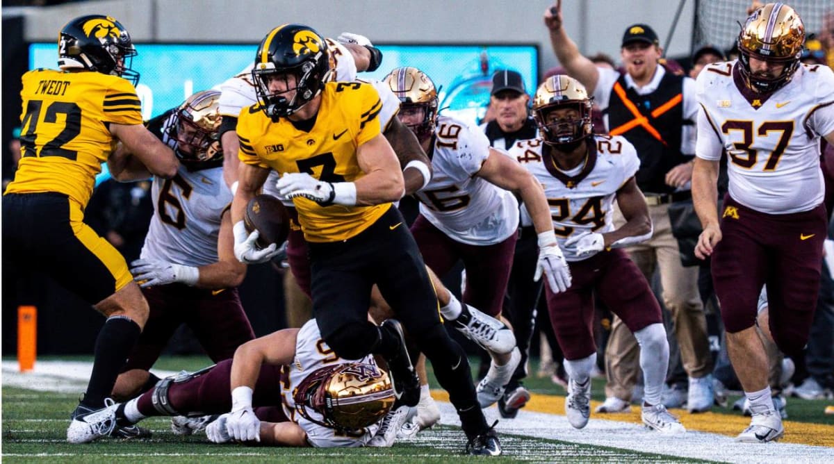 College Football Fans Roast Refs After Phantom Fair Catch Decides