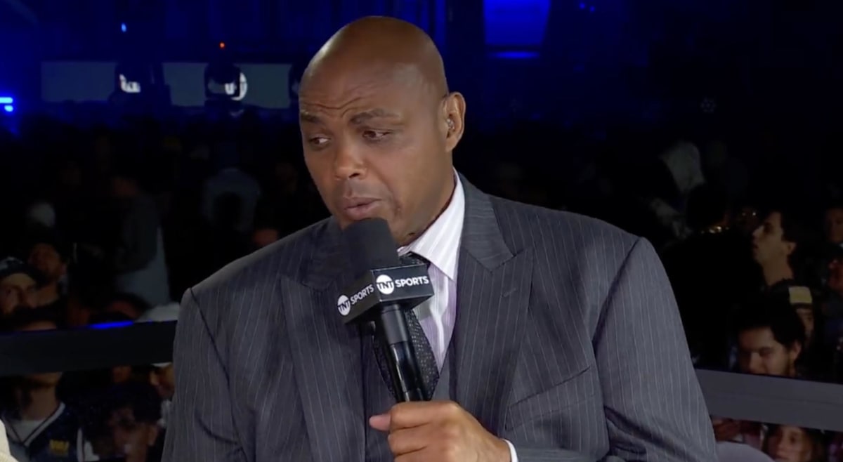 Barkley Roasted Warriors After Seeing an Older Fan Waving a Towel at Season Opener