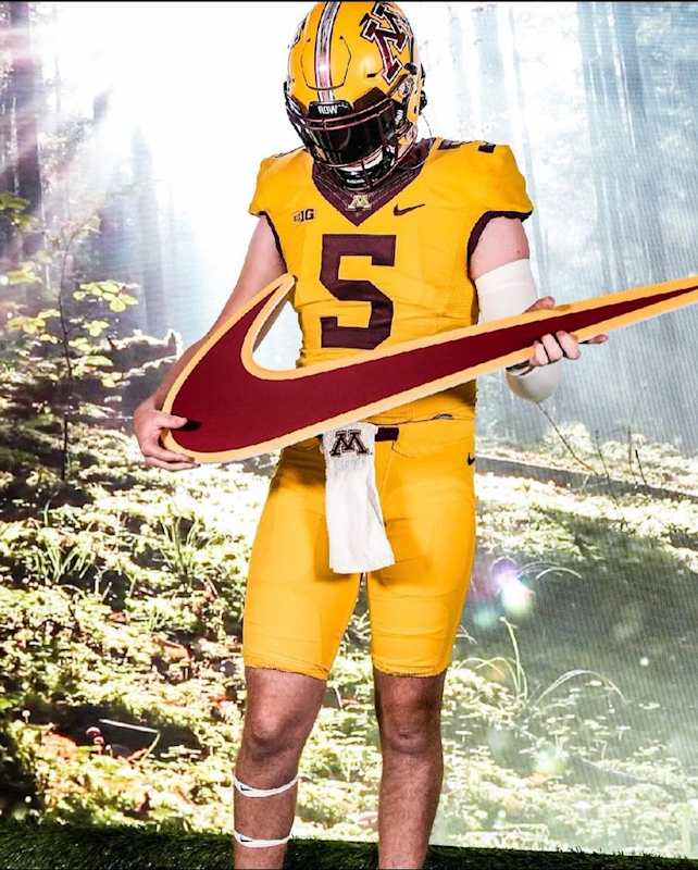 Former Arkansas Coach Houston Nutt Praises High School Quarterback