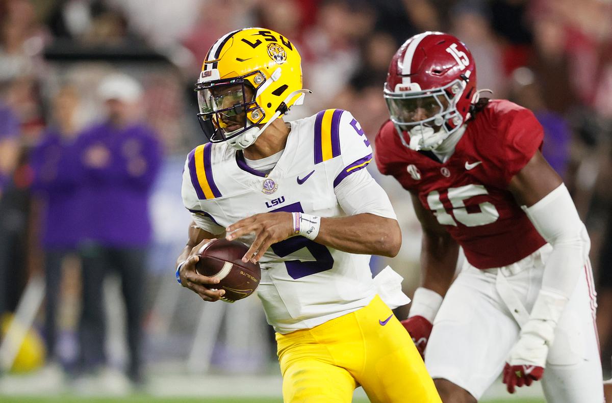 LSU's Jayden Daniels Exits Alabama Game, Enters Concussion Protocol After Taking Hit to Head
