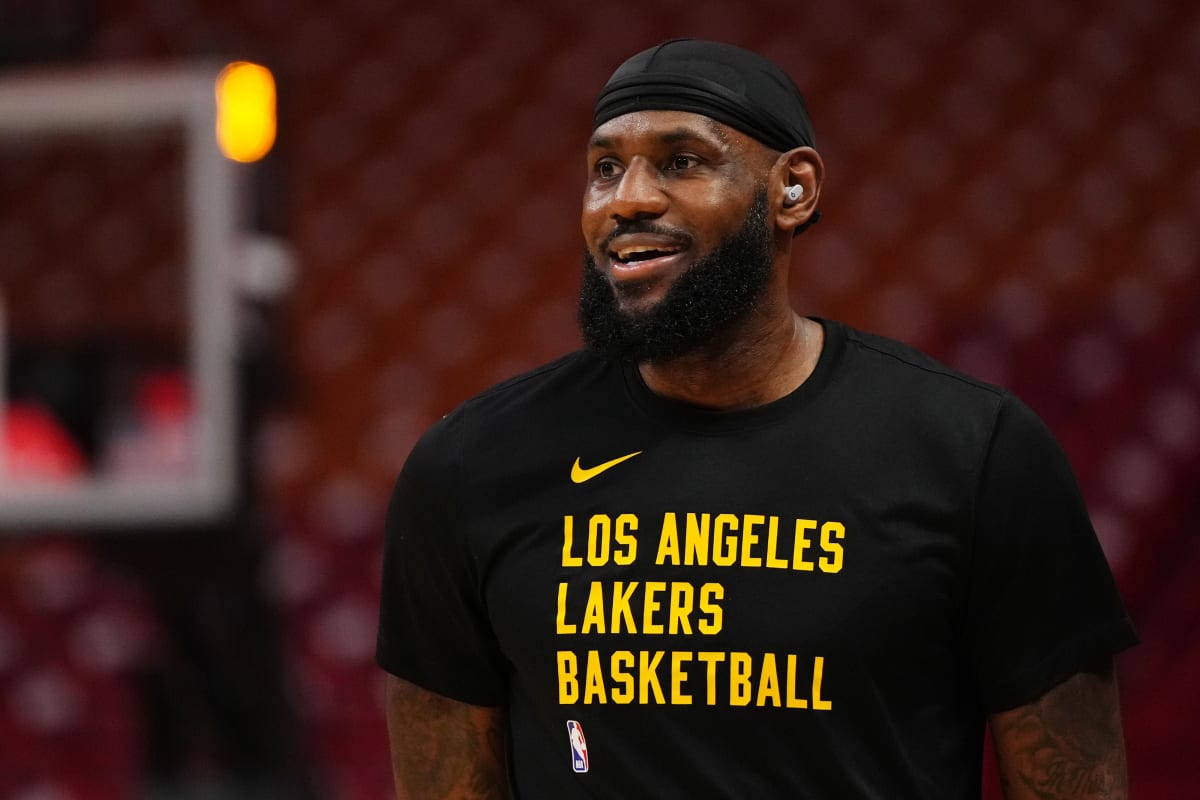 NBA Fans React to LeBron James Giving New Home Court a 'Sneaker Squeak' Test