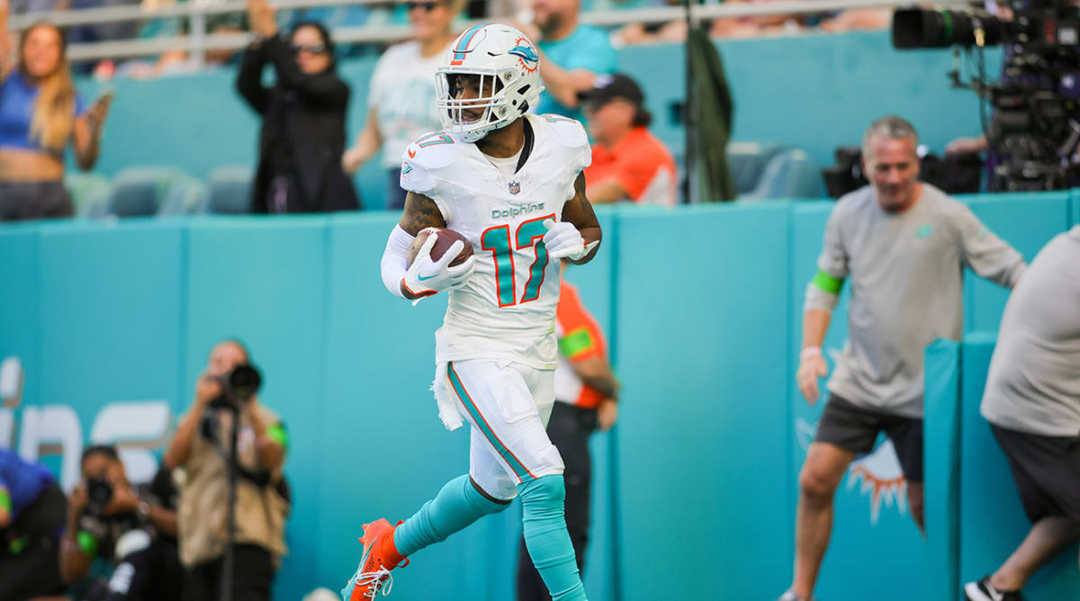 Dolphins’ Mike McDaniel Drops Concerning Update on Jaylen Waddle’s