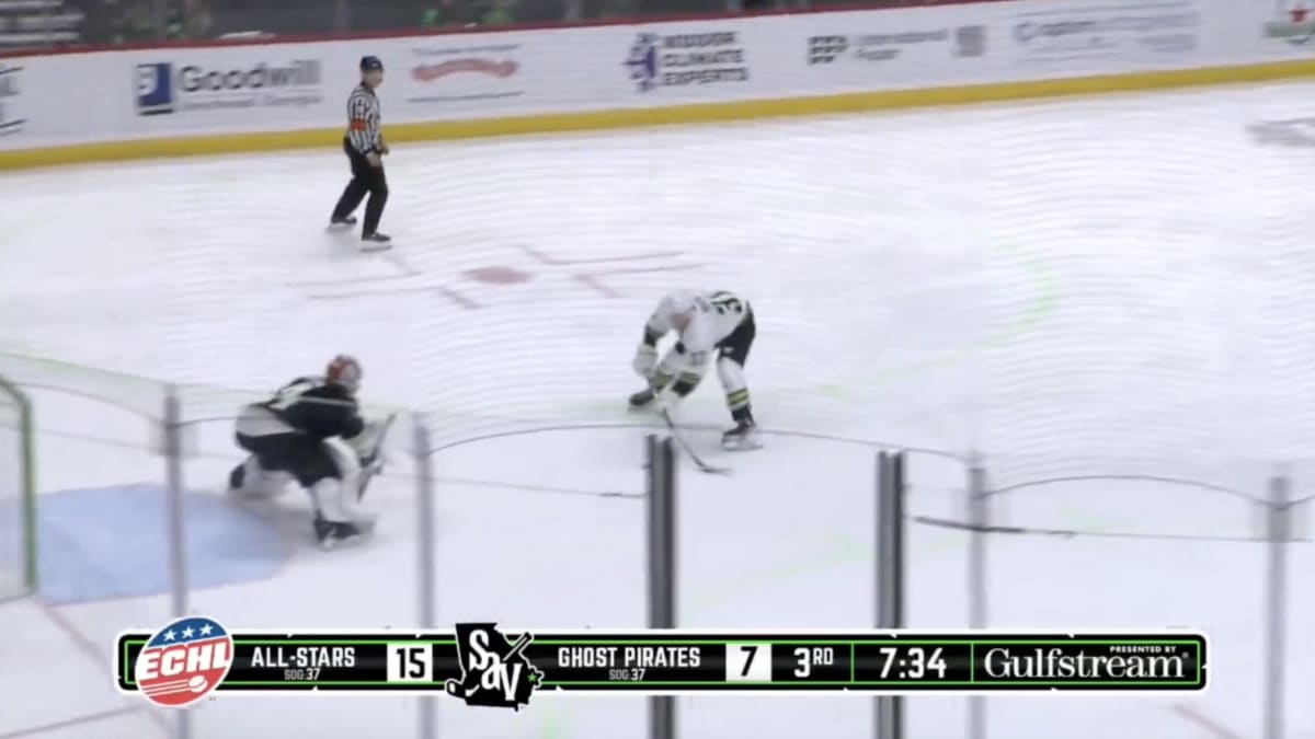 Un joueur de hockey professionnel marque un but époustouflant avec un tour unique lors du match des étoiles