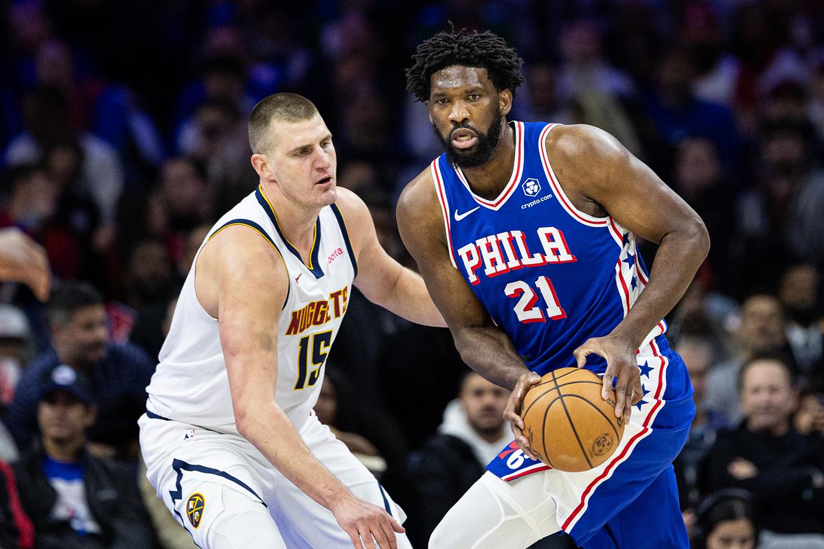 ナゲッツファンが76ersのスター選手に容赦ないブーイングを浴びせた後、ニコラ・ヨキッチがジョエル・エンビードに花を贈った